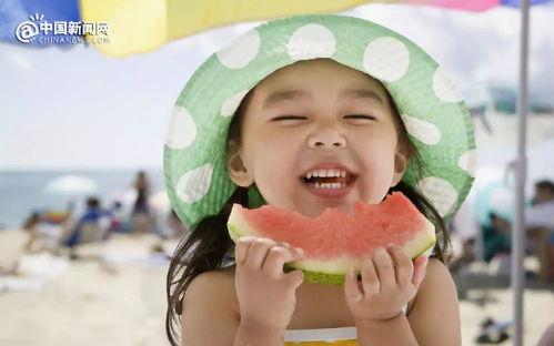 顾西爵吃瓜,瓜田里的甜蜜邂逅