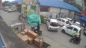 警察抓人现场吃瓜群众,围观群众“吃瓜”热议