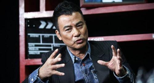 任达华在车上吃瓜,意外曝光明星日常