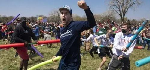 国外围观吃瓜,揭秘国外围观现象背后的文化现象