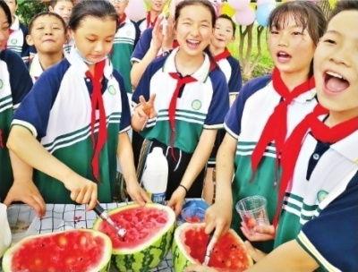 学校比赛吃瓜,吃瓜大赛，谁与争锋？