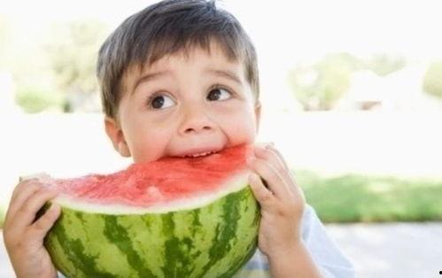 夏季吃瓜男孩情头,夏季吃瓜男孩的浪漫情头