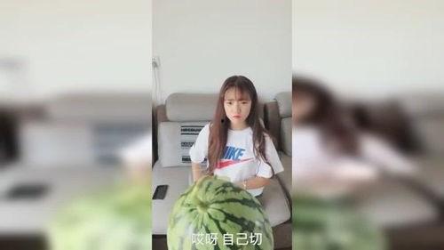 小姐姐吃瓜火了,网友热议不断