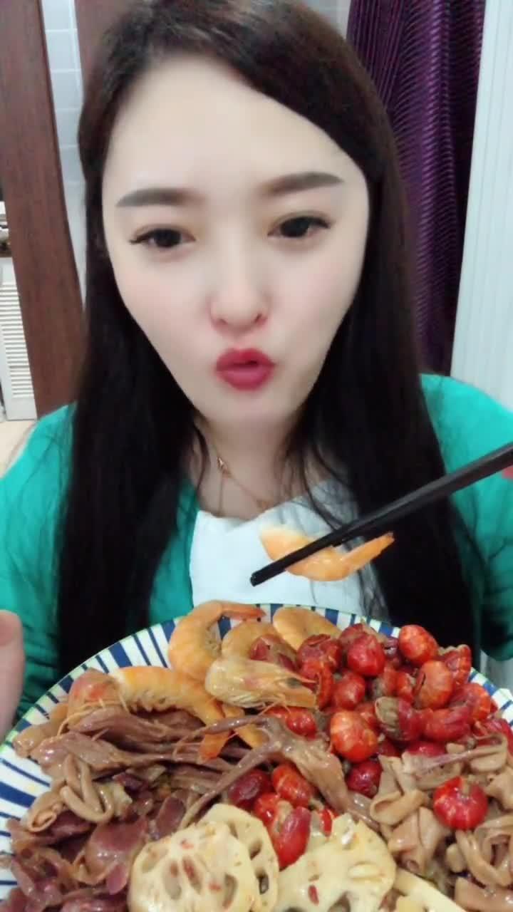 景区吃瓜小姐姐图片,美女导游带你畅游瓜田乐园