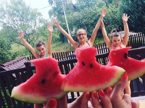 朋友吃瓜拍照,瞬间成为朋友圈焦点